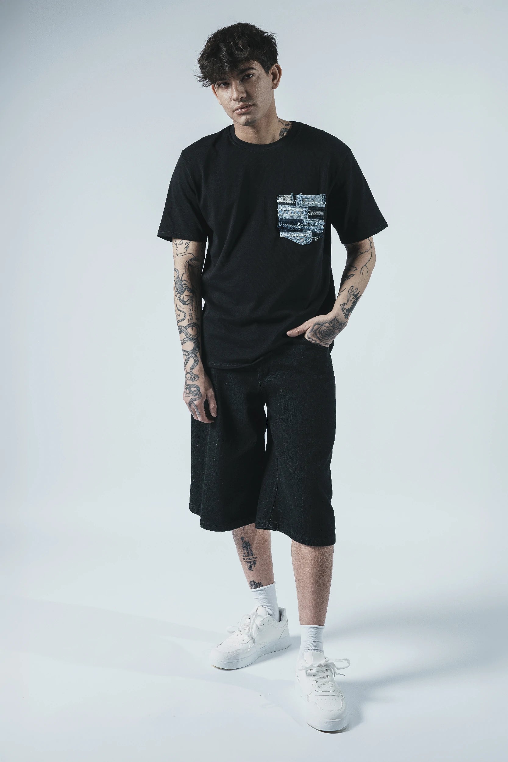 T-Shirt con taschino a blocchi di colore — Nera