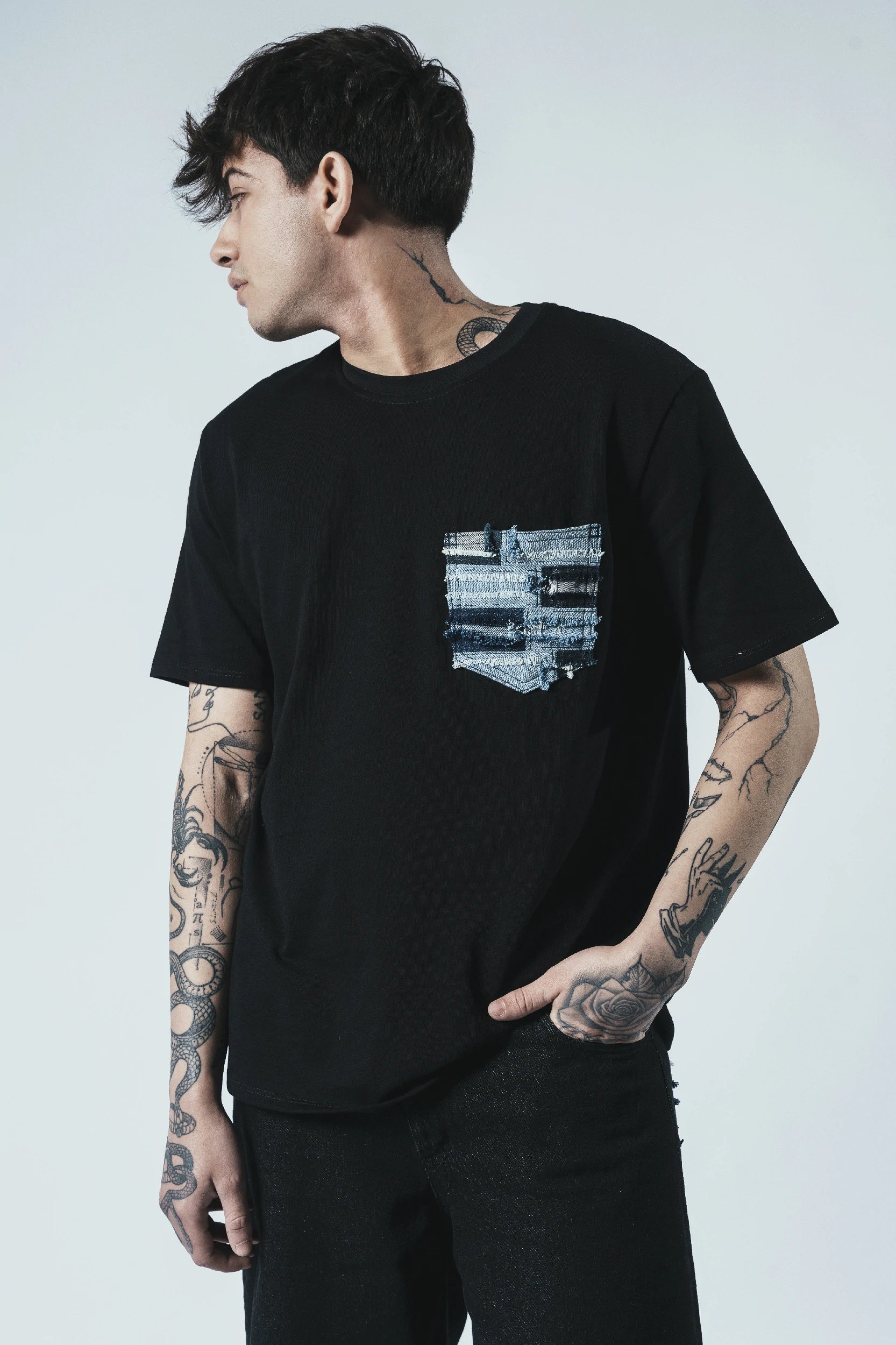 T-Shirt con taschino a blocchi di colore — Nera