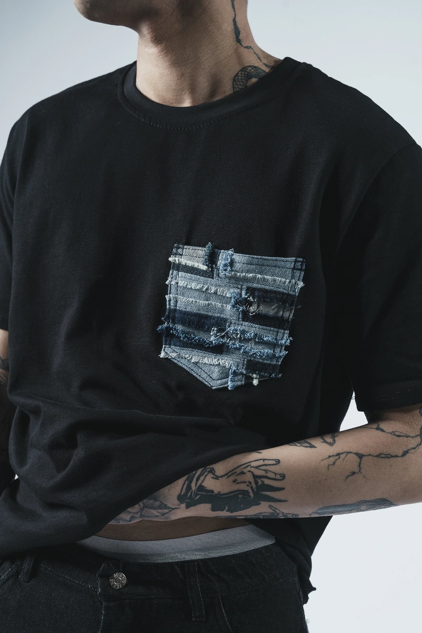 T-Shirt con taschino a blocchi di colore — Nera